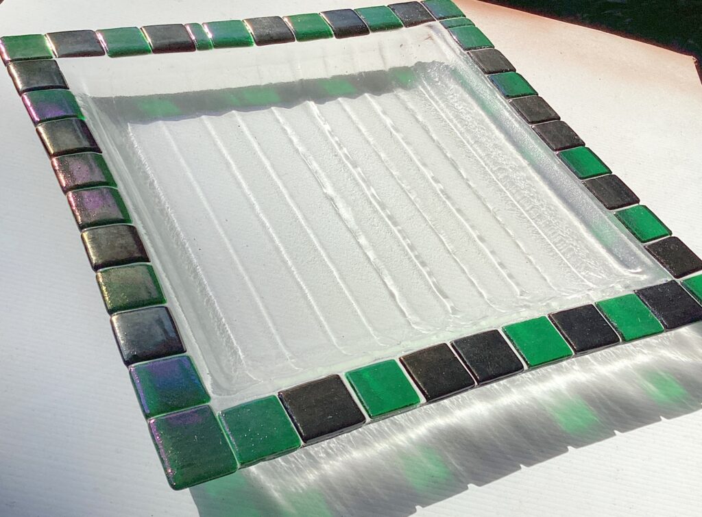 Iridescent edge glass
27 x 27 x 4.5 cm's